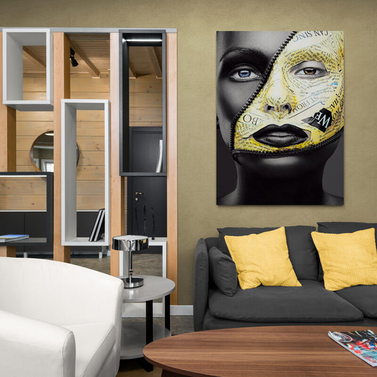 Retrato conceptual con cara dividida por cremallera y texto de periódico