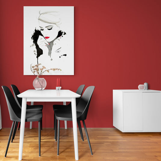 Retrato estilizado en acuarela y tinta de mujer con labios rojos y detalle de plumas negras en formato decorativo