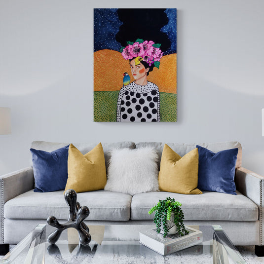 Retrato estilizado de mujer con corona floral y pájaro en hombro sobre fondo de paisaje nocturno y lunares