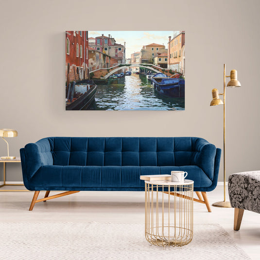 Cuadro decorativo de paisaje urbano en Venecia con canal y puente clásico – arte en lienzo para sala elegante