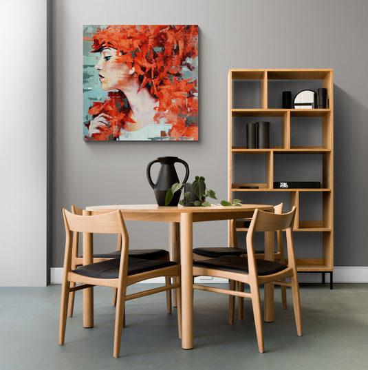 Retrato de mujer rodeada de hojas rojas con fondo azul grisáceo