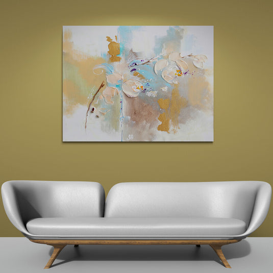 Cuadro de orquídeas pintadas en tonos neutros y dorados con fondo texturizado.