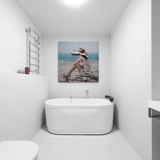 Mujer en sombrero mirando al mar en pintura