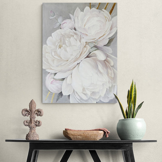 Peonías blancas sobre fondo texturizado gris y azul