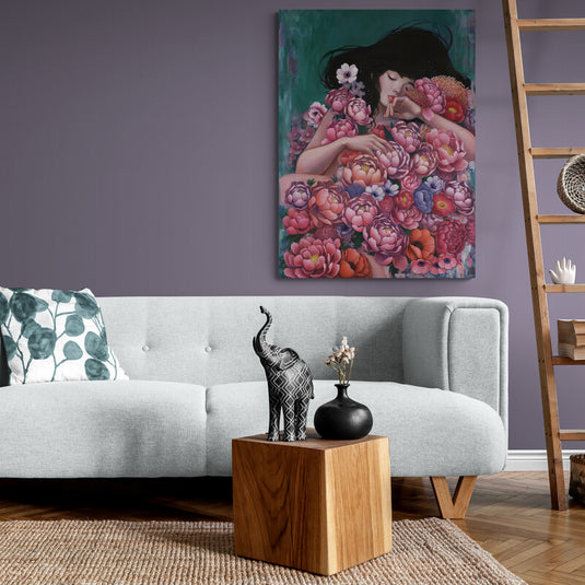 Mujer dormida rodeada de flores coloridas