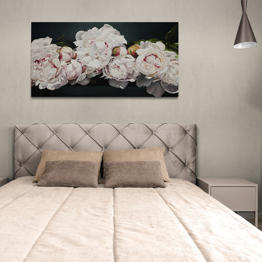 Pintura de peonías blancas en fondo oscuro