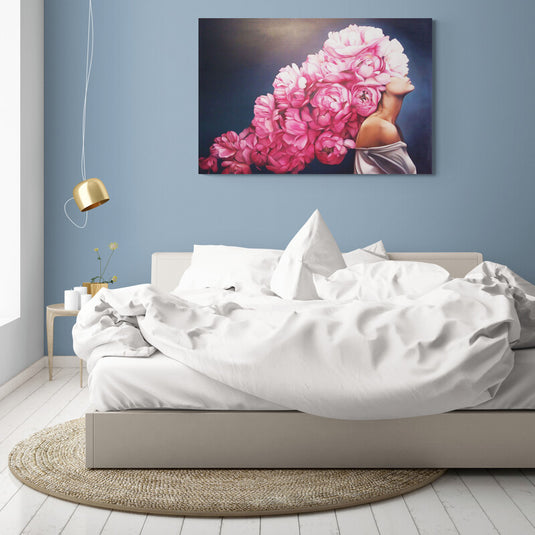 Mujer con peonías rosas sobre fondo oscuro