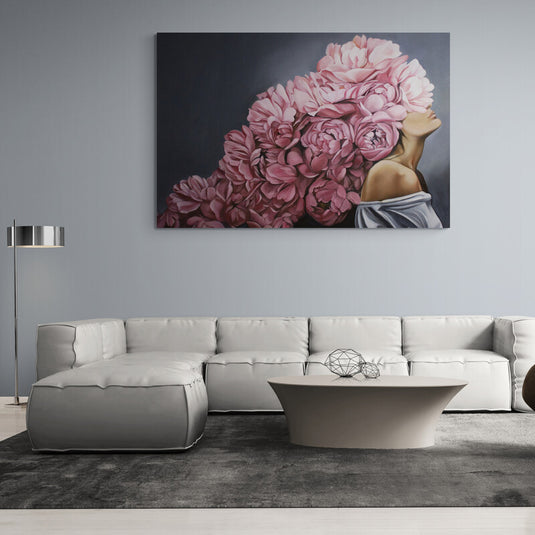 Mujer con peonías rosas en fondo oscuro