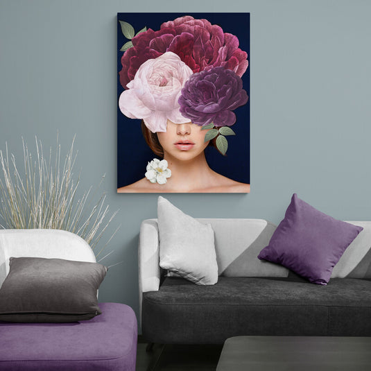 Rostro femenino con flores rosas, púrpuras y rojas