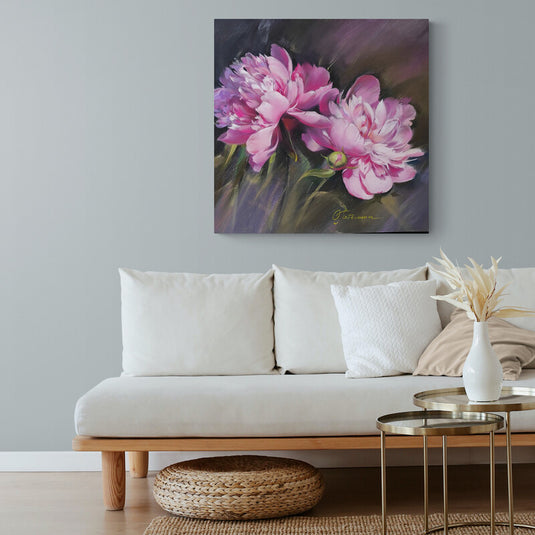 Pintura de peonías rosadas con fondo oscuro