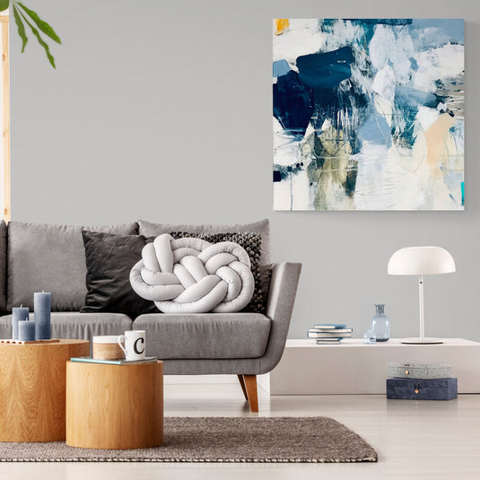 Cuadro abstracto en tonos azul, blanco y beige con pinceladas expresivas, ideal para decoración minimalista y elegante.