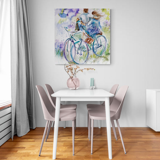 Pareja en bicicleta entre campos de lavanda