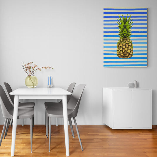 Piña ilustrada sobre fondo a rayas azules