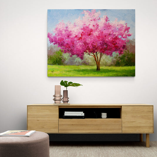 Pintura decorativa con césped verde luminoso, tronco café y hojas de color rosa