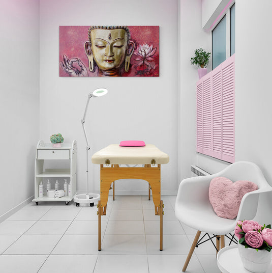 Buda dorado con flor de loto en fondo rosa