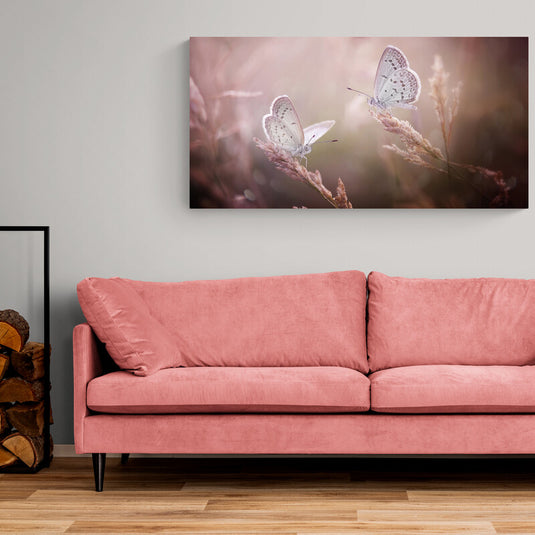 Esta delicada obra de arte captura la tranquilidad de dos mariposas posadas suavemente sobre tallos de hierba, rodeadas por una atmósfera suave y etérea. La paleta de colores pastel, predominantemente en tonos rosados y beige, crea una sensación de calma y serenidad, perfecta para infundir paz en cualquier espacio. Los detalles finos de las mariposas y el fondo borroso acentúan la belleza y la fragilidad de la naturaleza, haciendo de este cuadro una elección ideal para quienes buscan una decoración sutil y