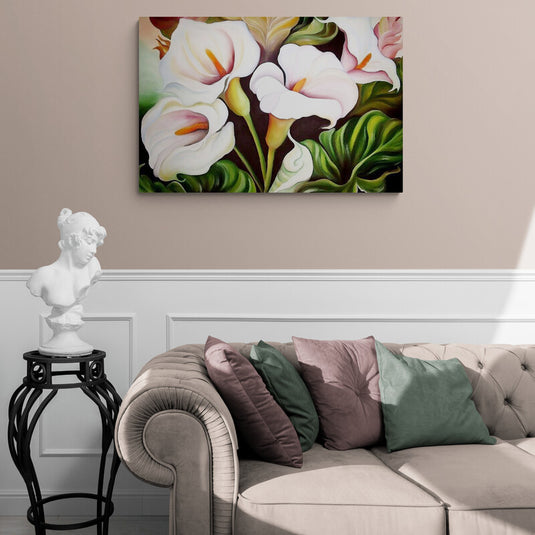 Lirios blancos con follaje verde en fondo oscuro