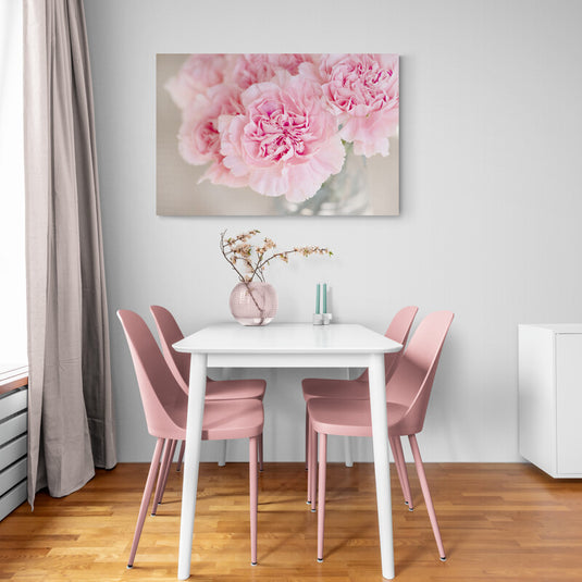 Ramillete de claveles rosados en fondo suave