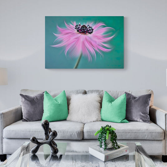 Flor rosa en movimiento sobre fondo verde