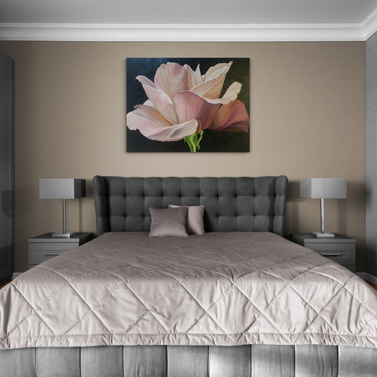 Rosa en tonos pastel sobre fondo oscuro