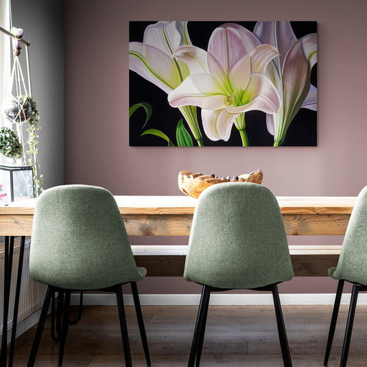 Lirios blancos en detalle con fondo oscuro