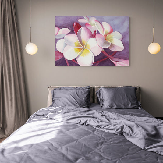 Plumerias en tonos suaves sobre fondo violeta