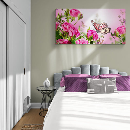 Rosas rosadas y mariposas en fondo rosado