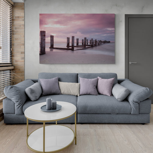 Fotografía de muelle en desuso con cielo al atardecer en tonos pastel