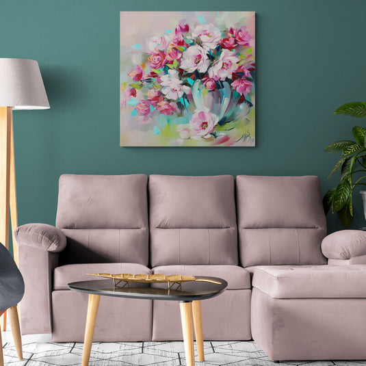 Ramo de rosas pastel en jarrón de cristal pintado