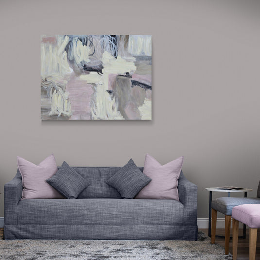 Cuadro abstracto en tonos pastel rosa, beige y gris con texturas suaves y estilo minimalista.