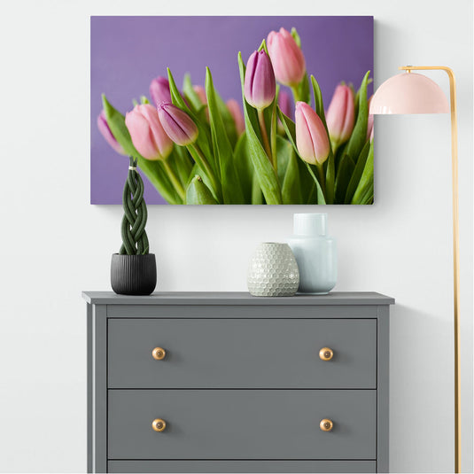 Ramillete de tulipanes rosa y lila sobre fondo púrpura