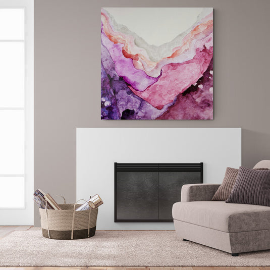 Acuarela abstracta que representa capas de formaciones rocosas en tonos rosas y púrpuras