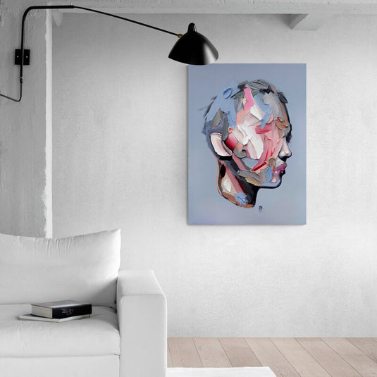 Cuadro decorativo abstracto de rostro humano en pinceladas modernas multicolor sobre fondo gris minimalista