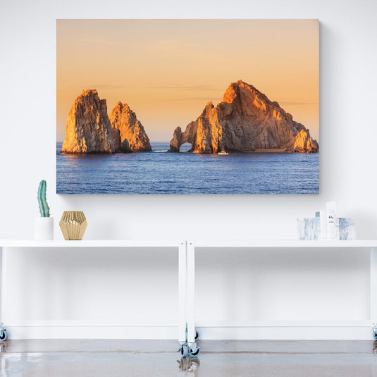 Fotografía paisajística de acantilados iluminados por el amanecer con el mar en calma