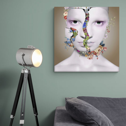 Rostro simétrico con elementos florales divididos en diseño digita