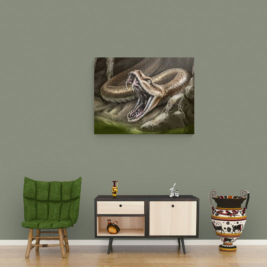 Serpiente en acecho en entorno rocoso