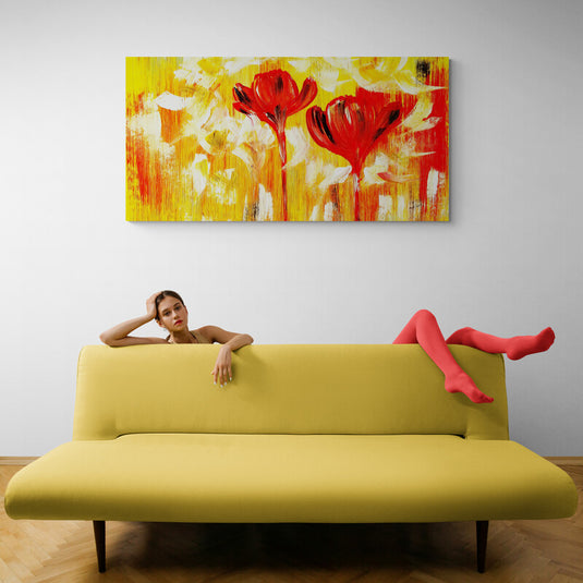 Amapolas rojas en fondo amarillo abstracto