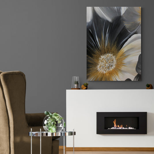 Flor monocromática con centro dorado