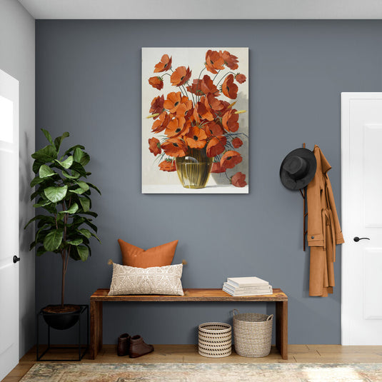 Ramo de amapolas rojas en un florero de vidrio