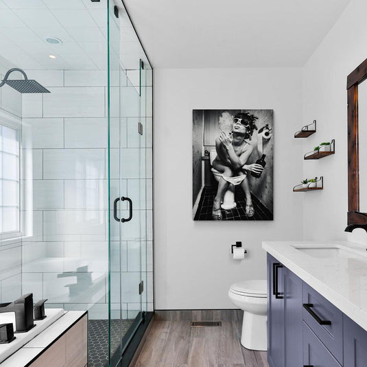 Fotografía en blanco y negro de una mujer con rulos y gafas de sol fumando en el inodoro, evocando ironía y teatralidad