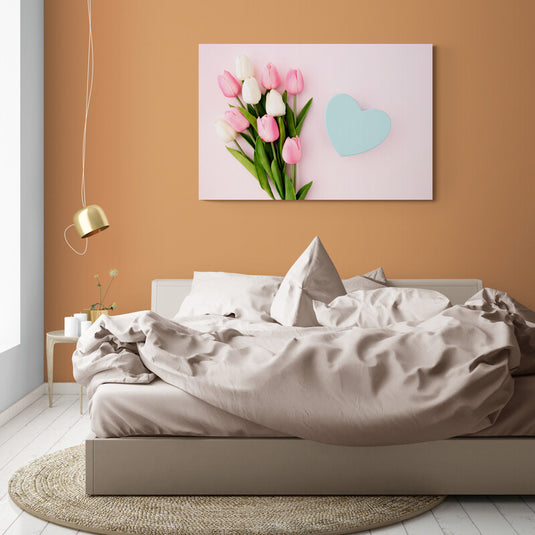 Fotografía de tulipanes rosados y blancos con corazón azul en fondo pastel para tarjeta o decoración primaveral