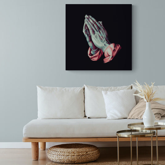 Manos en oración con cinta rosa sobre fondo negro