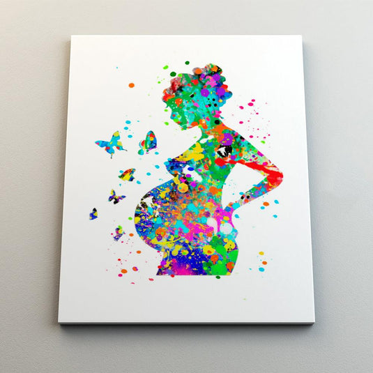 Silueta de mujer embarazada en estilo acuarela con mariposas y salpicaduras de colores vibrantes representando la vida y la transformación