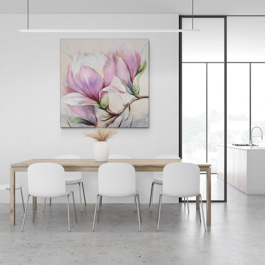 Pintura de magnolias en tonos pastel con fondo neutro.
