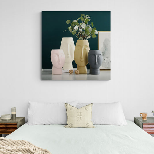 Jarrones escultóricos minimalistas con rostros