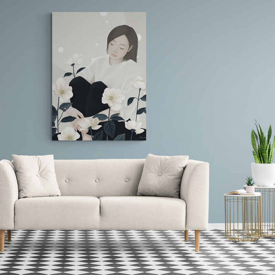 Retrato artístico de mujer en serenidad con flores blancas en tonos pastel