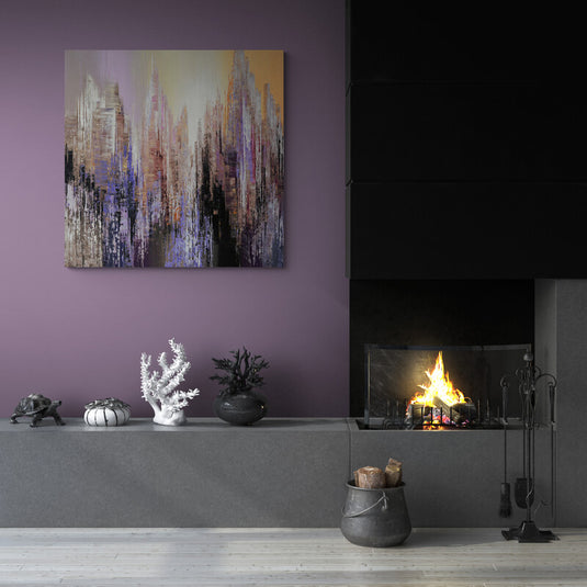 Cuadro abstracto moderno con tonos púrpura y naranja sobre chimenea negra en sala de estar.