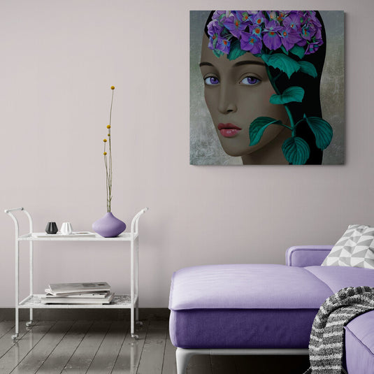 Retrato de mujer con flores púrpuras en el cabello