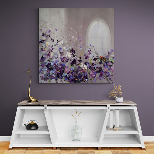 Pintura de jardín de flores púrpuras con ventana arqueada