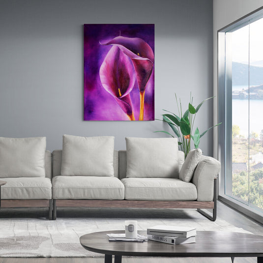 Pintura de calas púrpuras en fondo oscuro